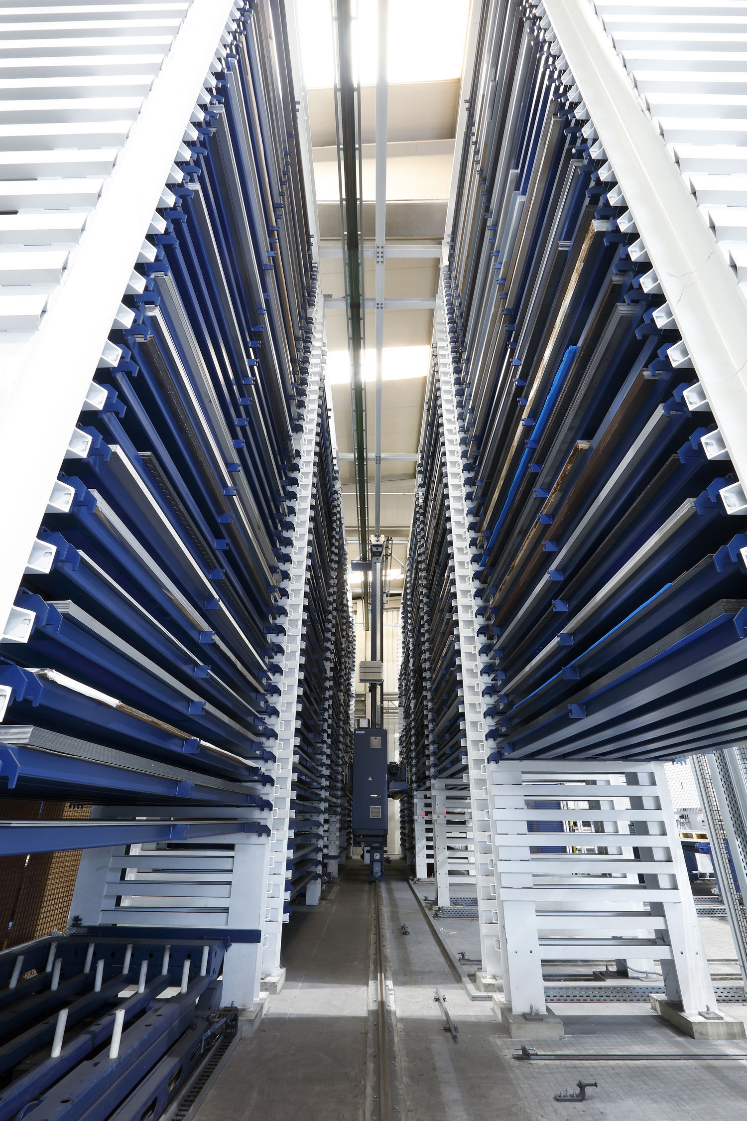 Almacenamos materia prima en formatos de anchos hasta 2.000mm y de largos de hasta 6.000mm